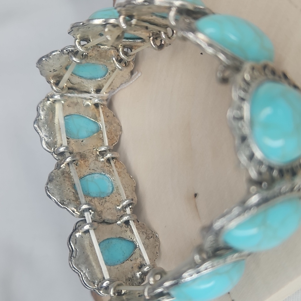 Modern Silver Tone With Faux Turquoise Stone Stretch Bracelet EUC Like New - Picture 3 of 5